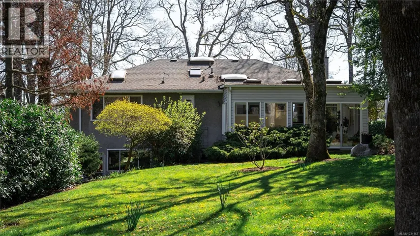 1610 Sonria Pl, Saanich, British Columbia V8P1P4