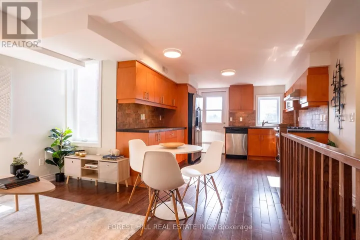 32 CASTLETON AVENUE, Toronto (Rockcliffe-Smythe), Ontario M6N3Z5