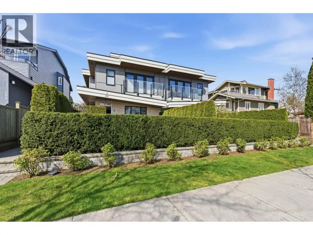 1 272 E 9TH STREET, North Vancouver, British Columbia V7L2B1