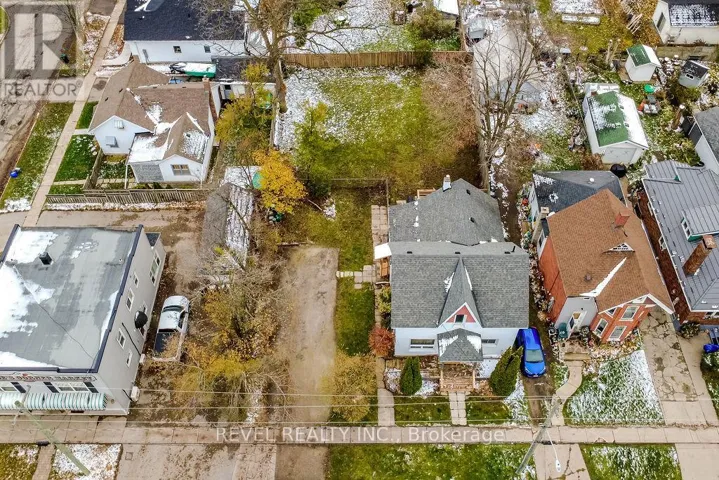 44 PARKSIDE DRIVE, Barrie (Queen's Park), Ontario L4N1W9