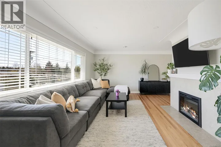 1098 Willow St, Saanich, British Columbia V8X3J9