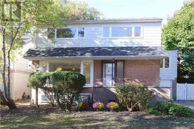 8 APPLEDALE ROAD, Toronto (Princess-Rosethorn), Ontario M9B5G4