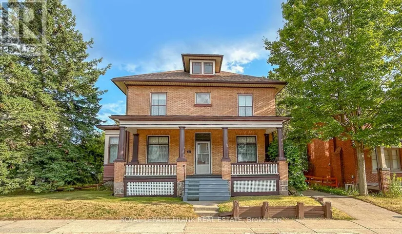 33 FAIRBANKS STREET, Oshawa (Central), Ontario L1H2L7