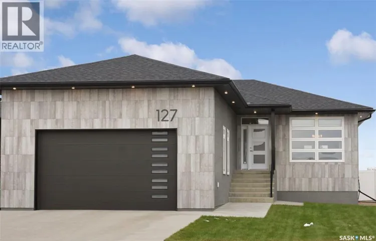 127 Hodges CRESCENT, Moose Jaw, Saskatchewan S6J0B1