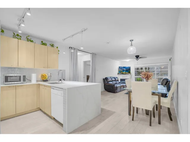 301 12083 92A AVENUE, Surrey, British Columbia V3V8C8