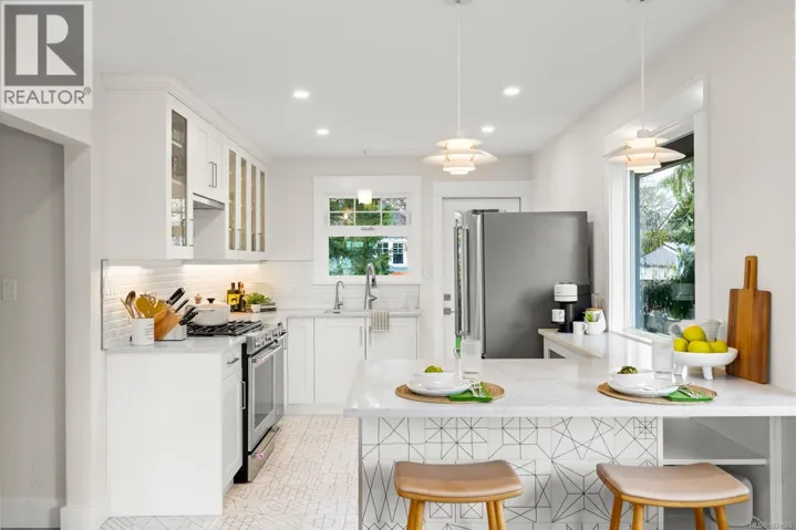 916 Monterey Ave, Oak Bay, British Columbia V8S4A2