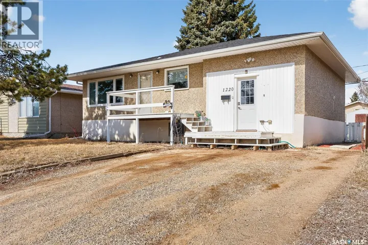 1220 Hochelaga STREET W, Moose Jaw, Saskatchewan S6H2J4