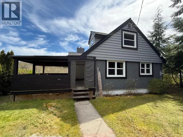 5544 PARK AVE, Powell River, British Columbia None
