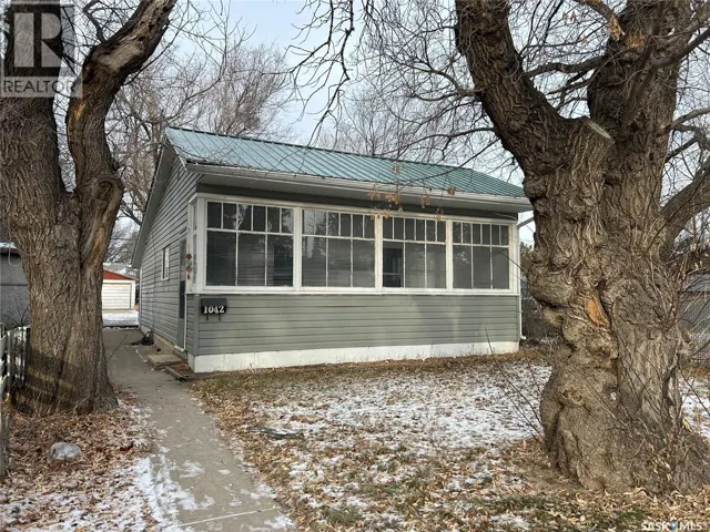 1042 Coteau STREET W, Moose Jaw, Saskatchewan S6H5G4