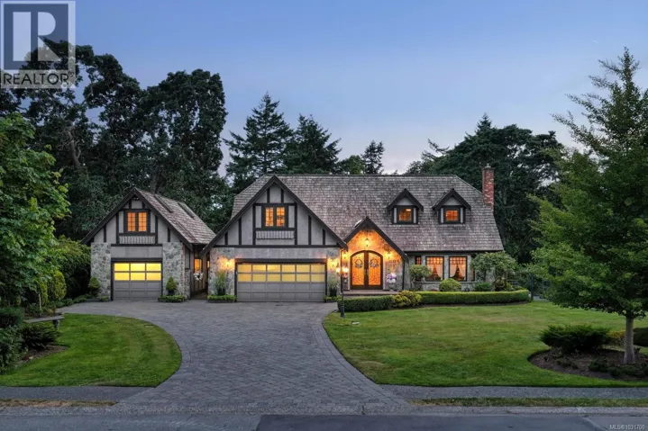 2773 Arbutus Rd, Saanich, British Columbia V8N5X8