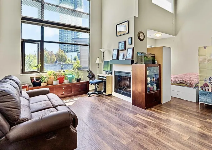 452 10838 CITY PARKWAY, Surrey, British Columbia V3T5X9