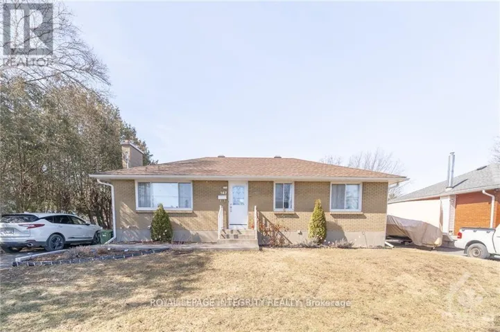 147 OAKRIDGE BOULEVARD, Ottawa, Ontario K2G2V1