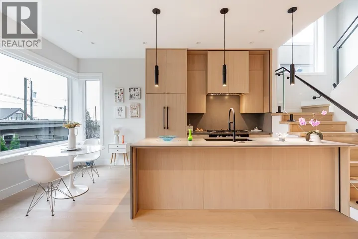 2 3674 OXFORD STREET, Vancouver, British Columbia V5K1P3