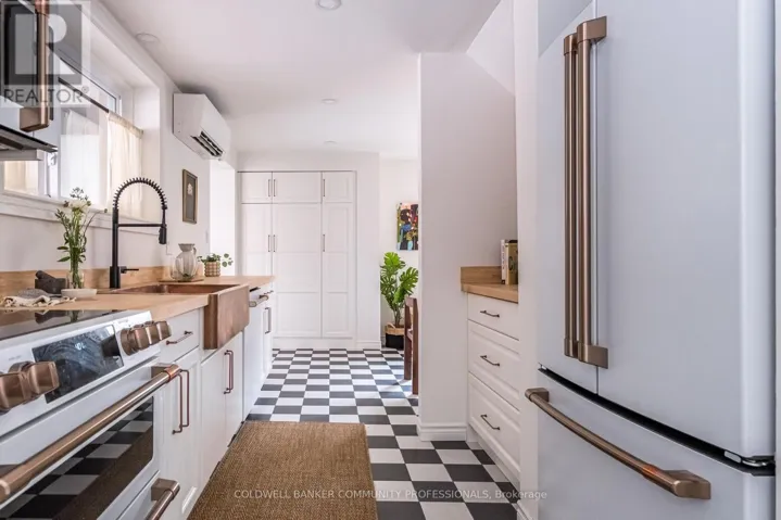 14 REGINALD STREET, Hamilton (Kirkendall), Ontario L8P3X9