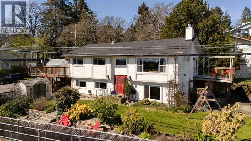 381 Montcalm Ave, Saanich, British Columbia V8Z6R3