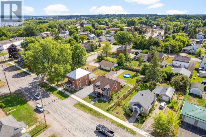 329 THIRD AVENUE, Pembroke, Ontario K8A5G5