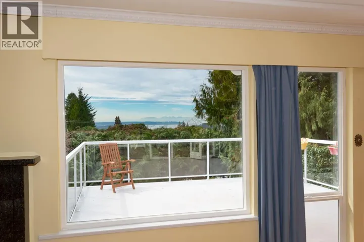 647 BLUERIDGE AVENUE, North Vancouver, British Columbia V7R2J4