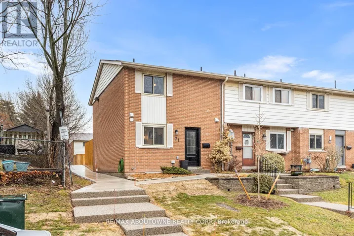71 SARAH LANE, Oakville (BR Bronte), Ontario L6L3V2