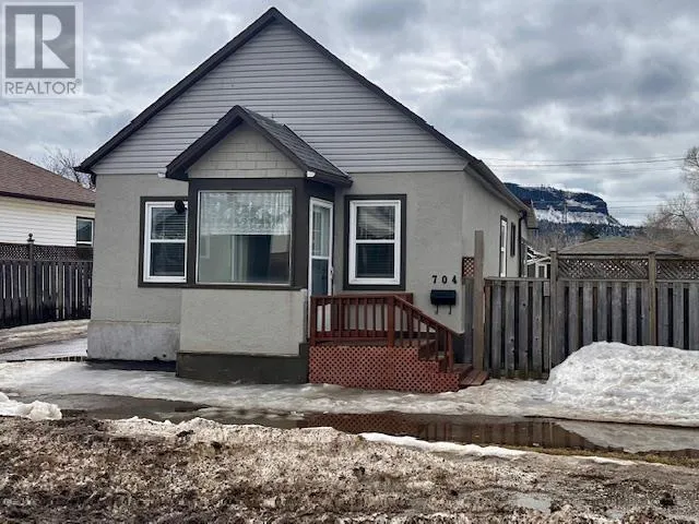 704 Frederica ST W, THUNDER BAY, Ontario P7E3X2