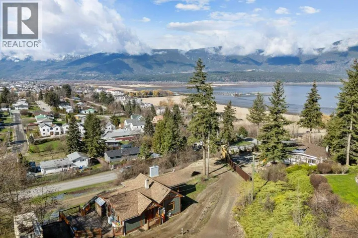 1321 10 Avenue NE, Salmon Arm, British Columbia V1E2V6