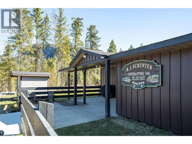 40 Gibson Road, Lumby, British Columbia V0E2G0