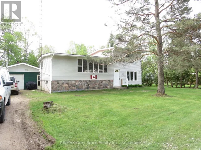 3 bedroom side split w/garage & workshop