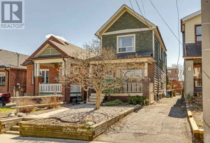 9 ORLEY AVENUE, Toronto (Woodbine-Lumsden), Ontario M4C2B8