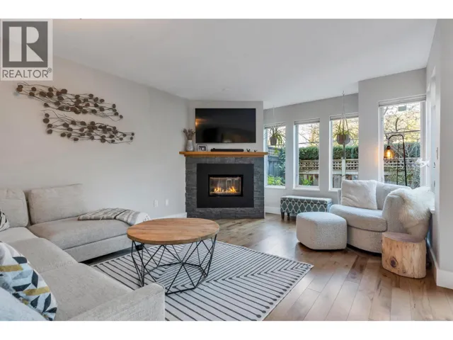 102 245 W 15TH STREET, North Vancouver, British Columbia V7M1S3
