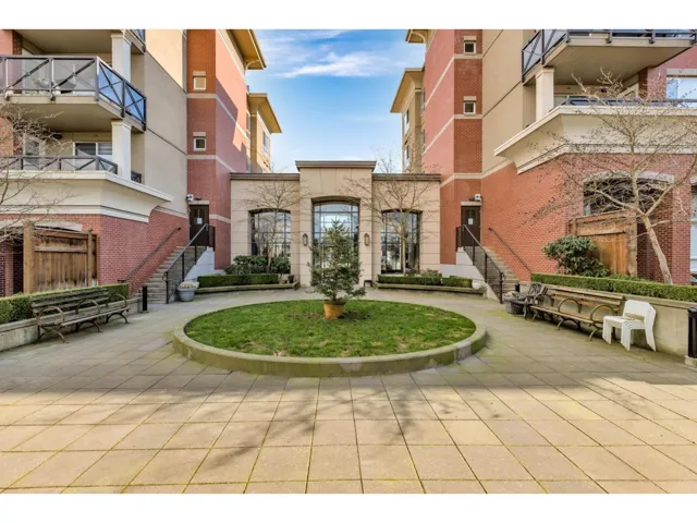 404 2970 KING GEORGE BOULEVARD, Surrey, British Columbia V4P0E6