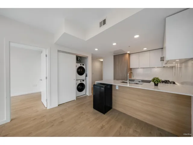 1507 10333 133 STREET, Surrey, British Columbia V3T3Y9