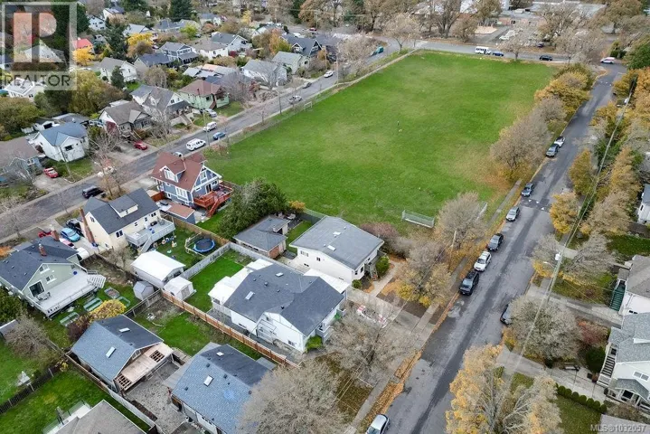 2710 Victor St, Victoria, British Columbia V8R4E4