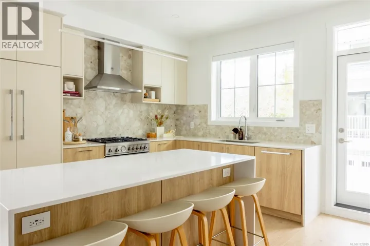 TH18 630 Gorge Rd W, Saanich, British Columbia V9A1N5