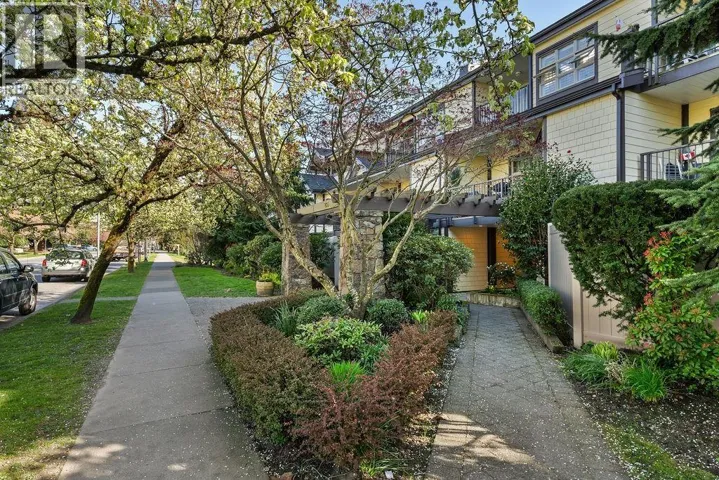 207 235 W 4TH STREET, North Vancouver, British Columbia V7M1H8