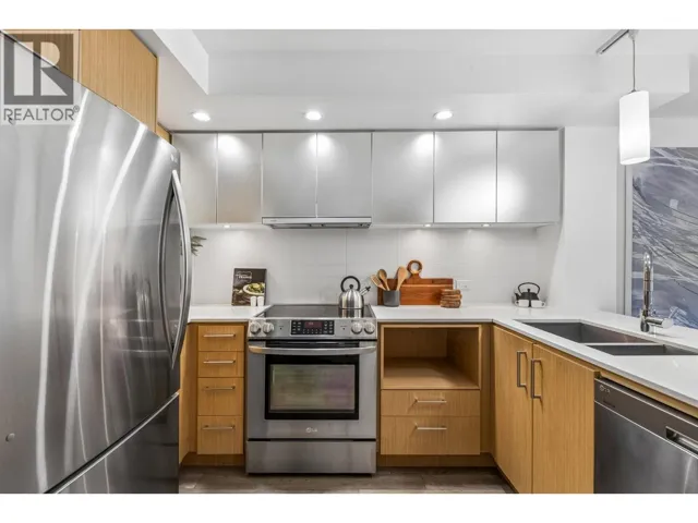 211 221 E 3RD STREET, North Vancouver, British Columbia V7L0C1