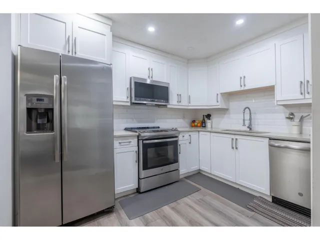 115 10698 151A STREET, Surrey, British Columbia V3R8T5