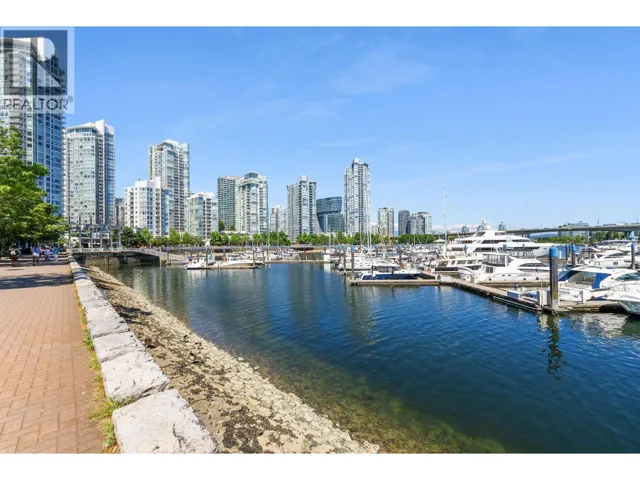 1906 1228 MARINASIDE CRESCENT, Vancouver, British Columbia V6Z2W4