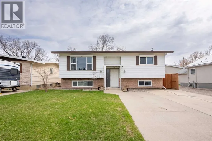 235 15 Street N, Lethbridge, Alberta T1H2X5
