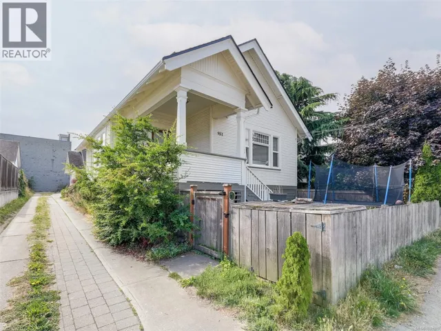 951 Caledonia Ave, Victoria, British Columbia V8T1E7
