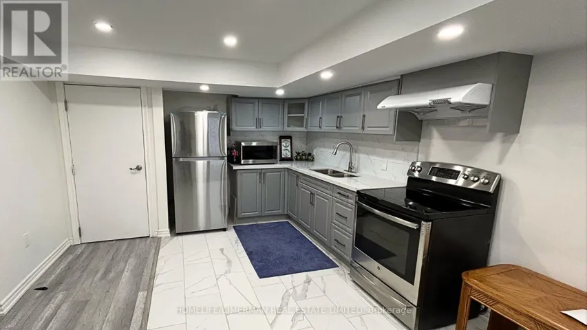 B - 133 SHARAVOGUE AVENUE, Oshawa (Windfields), Ontario L1L0G4
