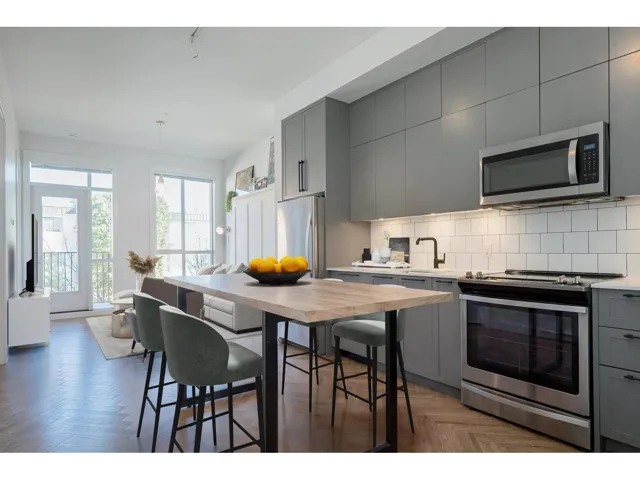 214 10168 149 STREET, Surrey, British Columbia V3R0E9