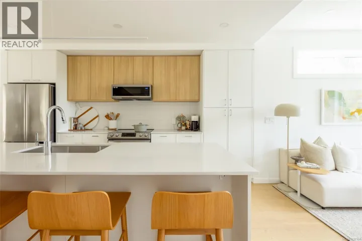 TH10 3450 Whittier Ave, Saanich, British Columbia V8Z3R2