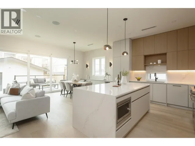 2 735 E 10TH AVENUE, Vancouver, British Columbia V5T2A8