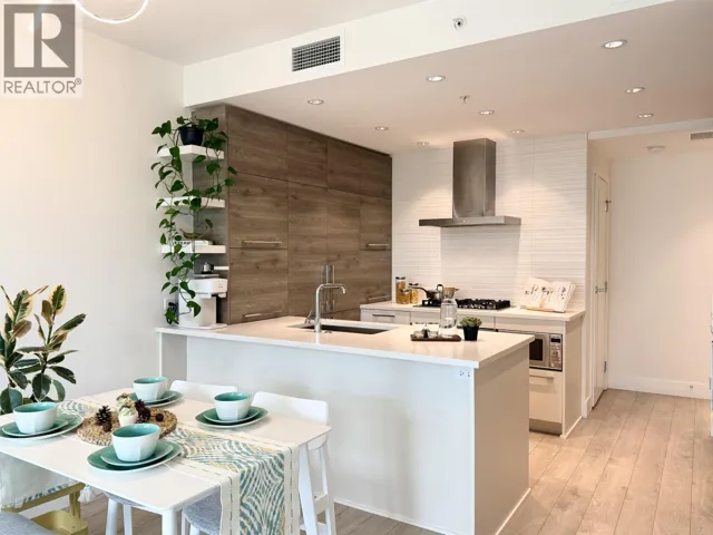 911 7388 KINGSWAY, Burnaby, British Columbia V3N0G9