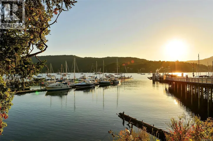 7037 WALLACE Dr, Central Saanich, British Columbia V8M1E9