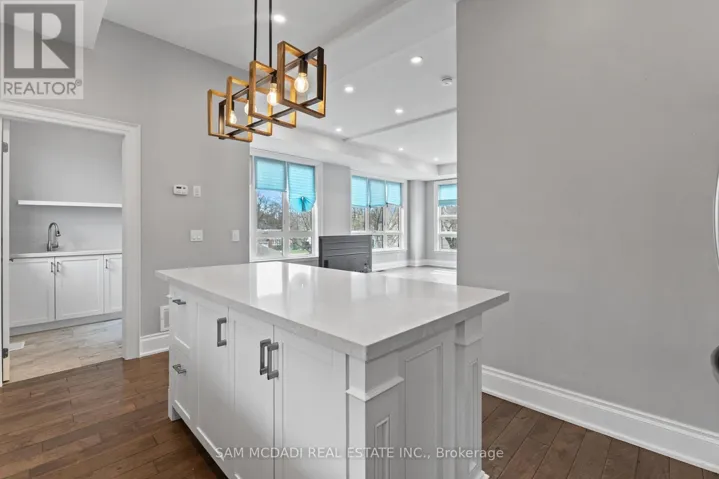 15 OLD OAK DRIVE, Toronto (Kingsway South), Ontario M9A1A3