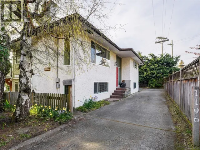 1196 Hopkins Pl, Saanich, British Columbia V8P5L6