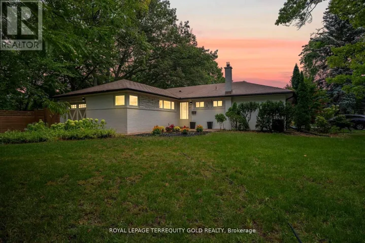 327 RIVER SIDE DRIVE, Oakville (CO Central), Ontario L6K3N3