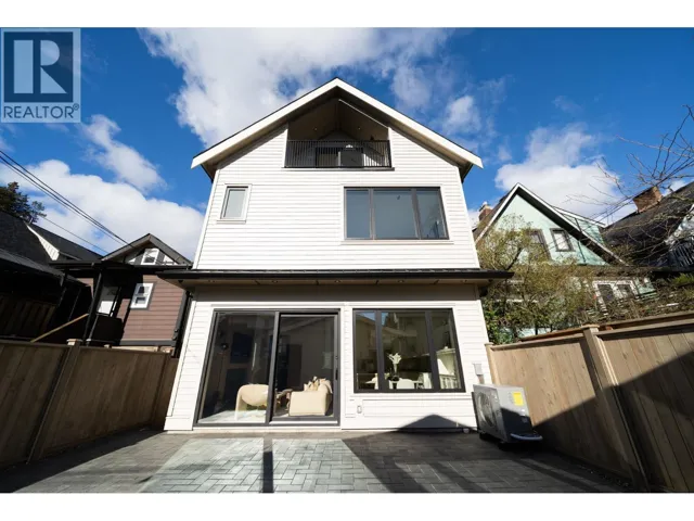 2 864 E 16TH AVENUE, Vancouver, British Columbia V5T2V6