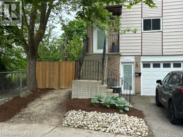 423 CADBURY Court Unit# A, Waterloo, Ontario N2K3G7