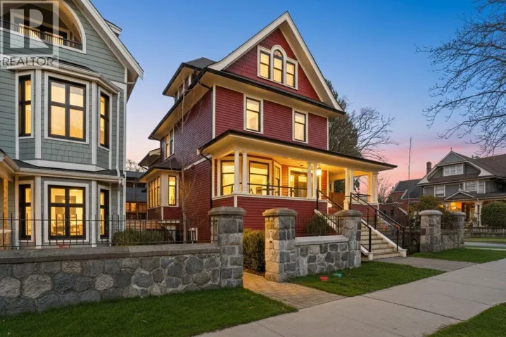 1967 NAPIER STREET, Vancouver, British Columbia V5L2N6